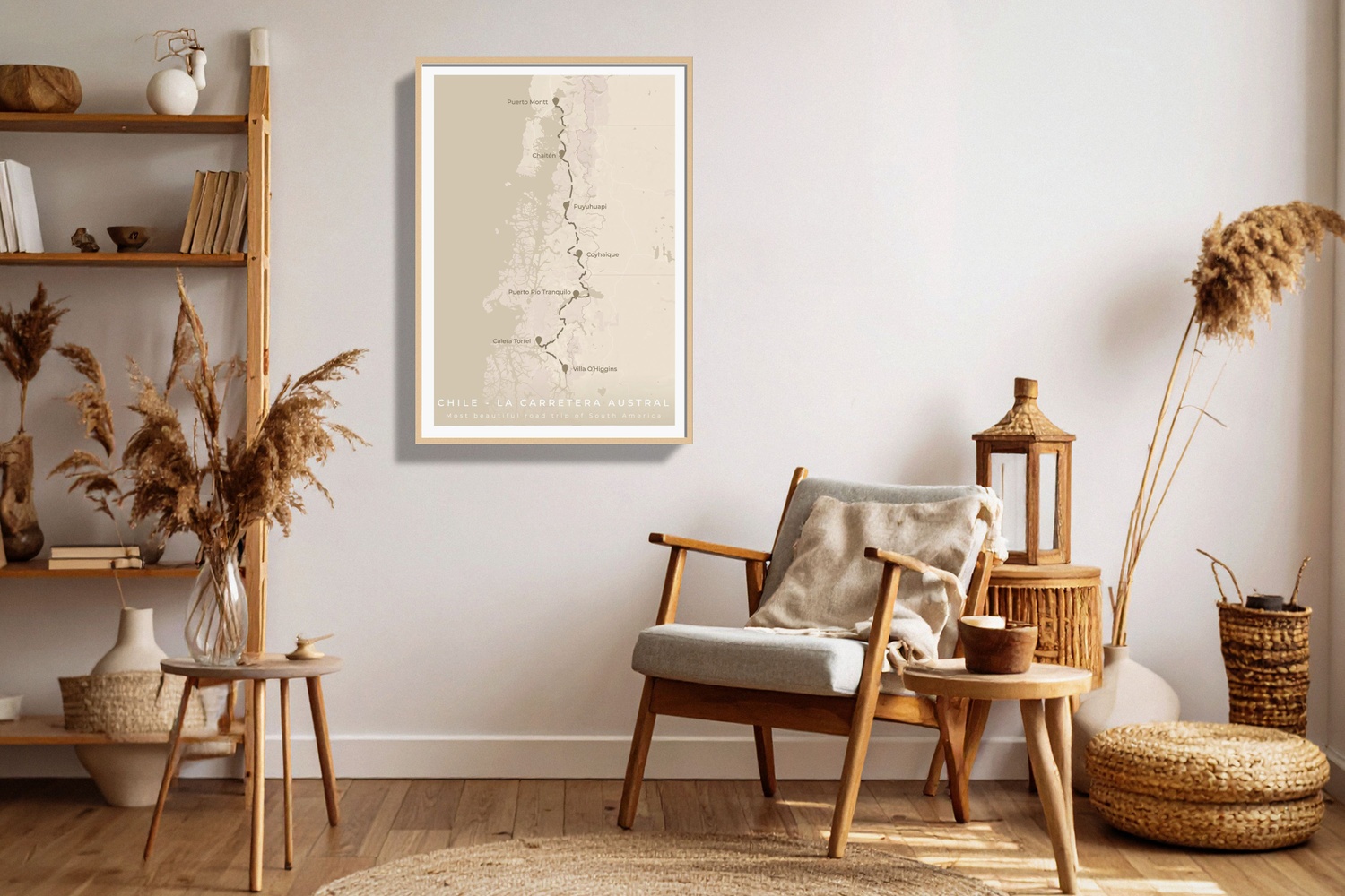 Acogedora sala de lectura de estilo madera, con una silla, una estantería y un póster personalizado TraveledMap de color beige que muestra un itinerario de road trip por Chile